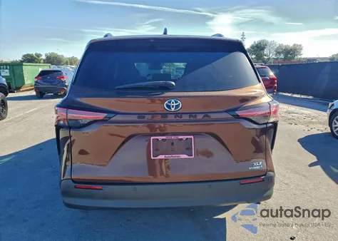 2021 Toyota Sienna Xle z USA, uszkodzony, nr VIN 5TDYRKEC4MS006216